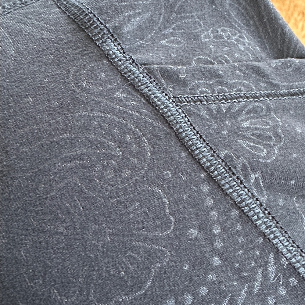 Old Navy active paisley Capri leggings with side pockets - Picture 4 of 5